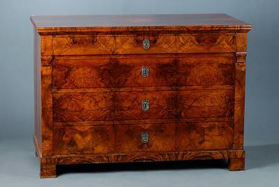 Kommode, Biedermeier, um 1820, Nußbaum/Wurzelnußfurnier, vielfach gespiegelt verlegt, reich verzierte Beschläge, einer abweichend, seitl. ...