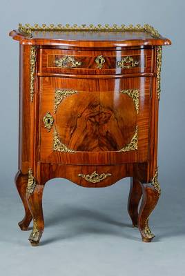 Beistellschränkchen, sog. Dresdner Barock, um 1900, Nußbaum/Wurzelnußfurnier, 1-türig, 1-schübig, allseitig geschweift, reiche Bronzeverzierung, ...