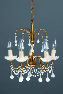 Deckenleuchter, Murano, um 1900, Metallmontur, Tüllen und Abhängungen aus opak-weißem Glas, 5 Brennstellen, Elektr. nicht geprüft, H. ca. 38cm, ...