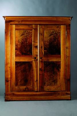 Biedermeierschrank, süddeutsch, um 1820/30, Nußbaum massiv, kassettiert, poliert, schöne orig. Inneneinrichtung, orig. Schloß restauriert, ...