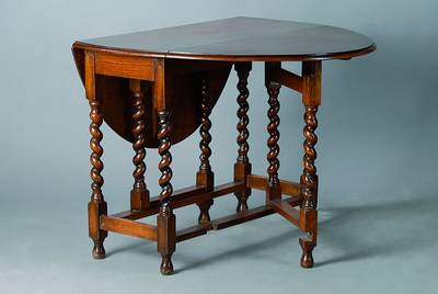 Klapptisch, sog. Oblong-Table, um 1900, Eiche massiv, gedrechselte Beine, beidseitig abklappbar, Alterssch., ca. 74x45(125)x90 cm