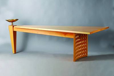 Designertisch, nach einem Entwurf von Peter Maly, mit zwei dazugefertigten Platten, Ahorn, Gebr.-Sp., eine Seite mit großer eingearbeiteter Schale, ...