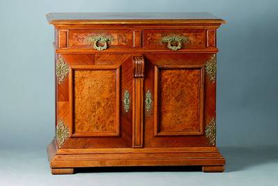 Halbschrank, deutsch, um 1880-90, Nußbaum und Nußbaumfurnier, 2-türig, 2-schübig, reich verzierte Beschläge und Appliken, Fuß vielfach ...