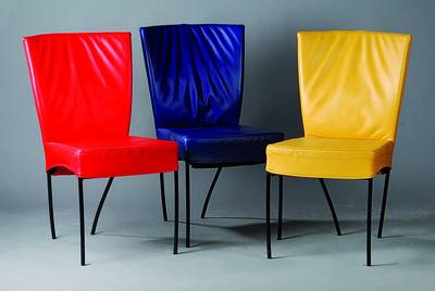 6 Designerstühle 1990er Jahre, verschieden farbene Kunstlederbezüge, st. Gebr.-Sp., l. besch., ca. 87x46x48 cm, Sh. 46 cm