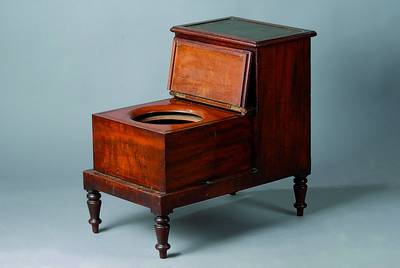 Verwandlungsmöbel/Bibliothekstreppe, Nußbaum, Trittbretter mit Leder ausgelegt, diese bronziert und goldfarben ausgerieben, st. Gebr.-Sp., ca. ...