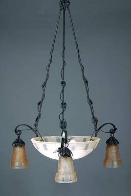 Deckenlampe, Frankreich, 20/30er Jahre, 3 Brennstellen, geschnitten und geschliffenes Glas, verziert mit floralen Motiven, Bajonettfassung, H. ca. 93 ...