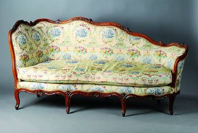Chaiselongue, Frankreich, um 1760, Gestell Nußbaum massiv, allseitig geschweift, Rückenlehne und Seiten abnehmend ausgeführt, Füße und Front ...