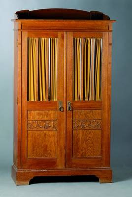 Kleine Jugendstilvitrine, deutsch, um 1900-10, Eiche mit Flachschnitzereien, facettierte Scheiben, 2-türig, sparsame Blätterschnitzerei, ...