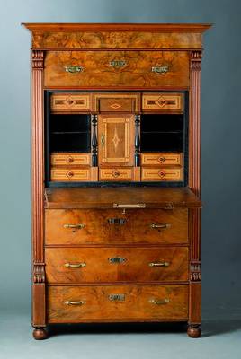 Standsekretär, Gründerzeit, um 1880, Nußbaum/Wurzelnußfurnier, 3-schübig, Klappe, Kopfschublade, Lisenen gerieft, reiche Inneneinrichtung, ...