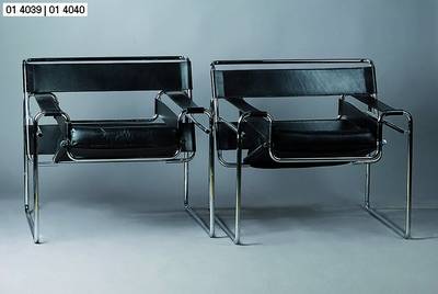 Wassily-Chair, nach dem Entwurf v. Marcel Breuer, Chromgestell, schwarze Lederb änderung, zeitloses Design, Gebr.-Sp., ca. 75x77x66 cm, Sh. 43 cm