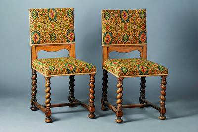 2 Stühle, Gründerzeit, um 1880/90, Eiche, eich gedrechselt, Bezug und Polsterung alt belassen, Alterssch., ca. 97x48x49 cm, Sh. 50 cm