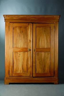 Schrank, Pfalz/Baden, um 1830/40, Obstholz/ Nußbaum, 2-türig, verzogen, Alterssch., schwundrissig, Türen kassettiert, ca. 218x180x62 cm
