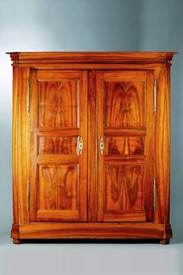 Louis-Seize-Schrank, deutsch, um 1800, Nußbaum/Wurzelnußfurnier, 2-türig, abgeflachte Ecken, reiche Inneneinrichtung, komplett zerlegbar, Reste ...