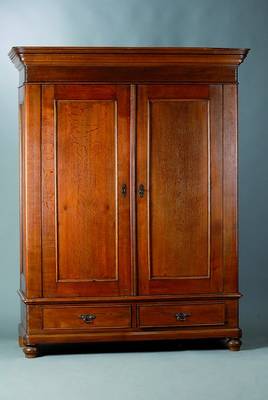 Schrank, süddeutsch, um 1840/50, Eiche, 2-türig, auf Rahmen gearb., 4-fach kassettiert,2 Fußschubladen, Alterssch., ca. 210x160x65 cm