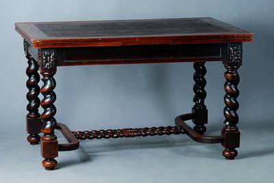 Tisch, deutsch, um 1890, ausziehbar, Eiche, reich gedrechselte Beine, Kugelfüße, sparsame Blattschnitzereien, Gebr.-Sp., ca. 80 x 130(230)x 90 cm