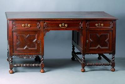 Partnerschreibtisch, England, um 1880, Eiche, reich gedrechselte Beine, eine Seite 3-schübig, 2-türig, andere Seite mit Blenderschubladen, ...