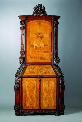 Eckschrank, westdeutsch, um 1880, Korpus Eiche, Nußbaumfurnier, Front um 1900 intarsiert, oberer Teil Pegasus m. Dienerpferd, mittlerer Teil mit ...