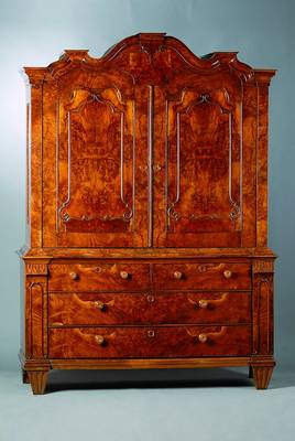 Kabinettschrank, Holland, 1780, Korpus Eiche, Wurzelnußfurnier, Unterteil 4-schübig, Oberteil 2-türig, Zierknöpfe sek., teils ohne Schlüssel, l. ...