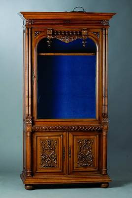 Vitrine, Frankreich, um 1870, Nußbaum, Oberteil 1-türig verglast, Unterteil 2-türig, reiche Voluten und Akanthusblattschnitzerei, Kopf getreppt, ...