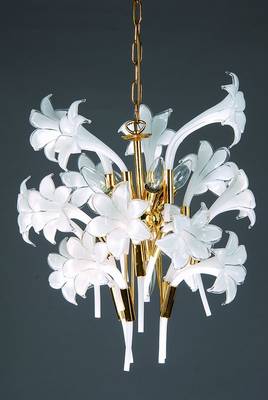 Deckenlampe, Murano, 2. Hälfte 20. Jh., mit Opak weissen eingesteckten Glasblüten, 5 Brennstellen, Korpus-h.ca. 47 cm, D. ca. 43 cm, lt. ...