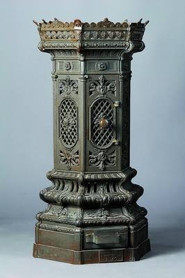 Säulenförmiger Ofen, Frankreich, Charleville, um 1870-80, Gusseisen, leicht gotisierend, reich skulptiert mit Rocaillen, Rauten u. ...