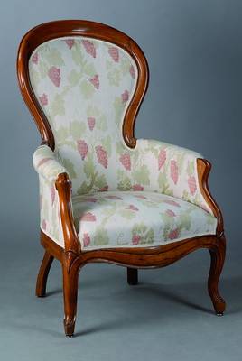 Bergere, deutsch, um 1880, Nußbaum massiv, neu bezogen und gepolstert, allseitig geschweift, sparsame Volutenverz., Lehne gebrochen, st. Gebr.-Sp., ...