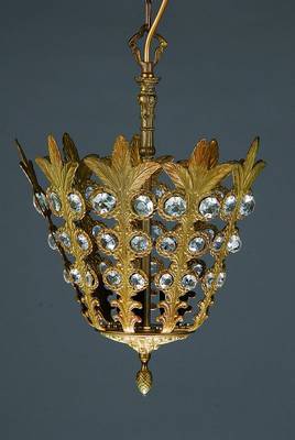 Kleine Deckenlampe, Spanien, 20er J., Messingkorpus in Blattform, um den Mittelstab 3 Brennstellen, geschliffene Kristallglas- Linsen, 3 ...