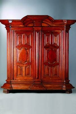 Barockschrank, deutsch, dat. 1751, Obstholz,2-türig, Seiten je 3-fach kassettiert, abgeschrägte Ecken, Front 10-fach kassettiert, Inlets in sich ...