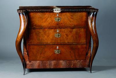 Ausgefallenes Pariser Designermöbel, Biedermeierkommode mit Rinderfell, Leder und Hörnern dekoriert, 3-schübig, reich verzierte Beschläge, grobe ...