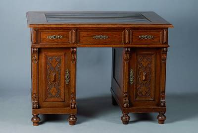 Schreibtisch, Gründerzeit, um 1880, Eiche massiv, 3-schübig, 2-türig, reiche Schnitzerei, Lisenen gerieft, Platte m. Kunstledereinlage, alt ...