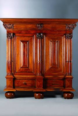 Barockschrank, norddeutsch, um 1730/40, Nussbaum furniert und massiv auf Eiche, komplett auf Rahmen gearbeitet, zerlegbar, Holz genagelt, 2-türig, 2 ...