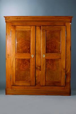 Biedermeierschrank, Pfalz, um 1850 Nussbaum massiv, 2-türig, Front und Seiten kassettiert,abgeflachte Ecken, sparsam verzierte Beschläge, rest., ...