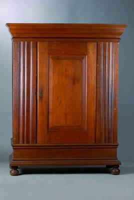 Barockschrank, Hessen, um 1750/60, Eiche massiv, 1-türig, Lisenen l. gewellt, Kopf getreppt, Fuß passig, Alterssch., ca. 189x152x68 cm