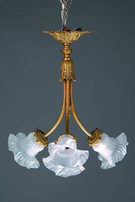 Deckenlampe, deutsch, 1880, Messing, klassiz. Formen, ehemals Gaslampe, drei Brennstellen, Schirme sekundär, Elektrifizierung laut Einlieferer ...