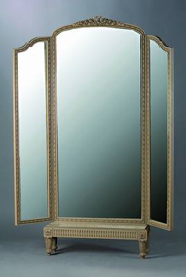 Spiegelkabinett, um 1920/30, WH/HH, grau-beige gefasst., beidseitig aufklappbar, reiche Akanthusblatt- und Blütenschnitzerei, st. Gebr.-Sp., ca. ...