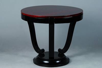Beistelltisch, Art-Deco, um 1930, Platte Makassar, Unterteil schwarz lackiert, sparsame Volutenabschlüsse, l. Gebr.-Sp., H. ca. 58 cm, D. 65 cm