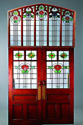 2 Türen und Fenster, um 1890/1900, Rahmen Zirbelkiefer und Obstholz, rötlich/braun gefasst, Bleiverglasung teils bunt, abstrakt floral, mit ...