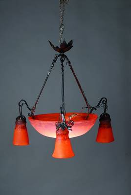 Jugendstillampe, Daum Nancy, um 1910, signiert, grosse Pate-de-verre-Schale und 3 Glockenschirme mit orange-violetten Einschmelzungen, 4 ...