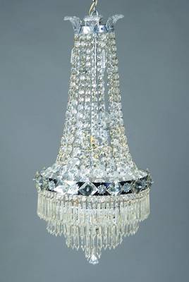 Kronleuchter, wohl Berlin, um 1920-30, sog. Sacklüster, vernickeltes Metallgehege, kompl. erhaltene Prismenschnüre im Verlauf unter Mitwirkung ...