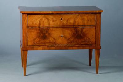 Kommode, deutsch, um 1820, Nußbaumfurnier, 2-schübig, konisch verlaufende Beine, sehr schönes Furnierbild, Furniersch., l. Alterssch., ...
