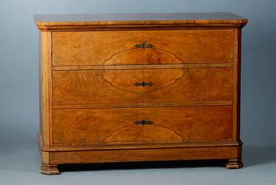 Kommode, deutsch, um 1840, Nußbaumfurnier, 3-schübig, abgeflachte Ecken, Furnier gespiegelt verlegt, l. schwundrissig, Alterssch., ca. 89x123x55 cm