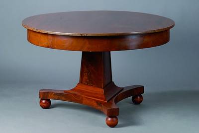 Runder Tisch, deutsch, um 1860, Mahagonifurnier, 3-Kantfuß, l. Furniersch., l. schwundrissig, Gebr.-Sp., H. 63 cm, D. 102 cm