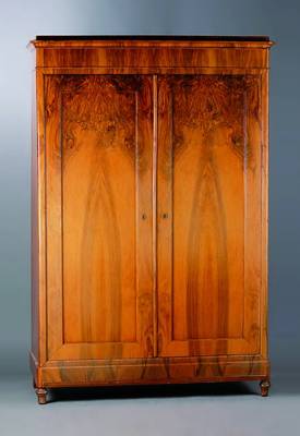 Schrank, deutsch, um 1850, Nußbaumfurnier, 2-türig, Kopf getreppt, Furnier gespiegelt, Front leicht verblasst, durch Sonneneinstrahlung, l. ...