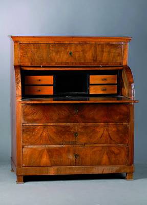 Rollsekretär, Biedermeier, um 1840, Nußbaumfurnier, Unterteil 3-schübig, mittig Rollteil, Inneneinrichtung geschwärzt, dieses 4-schübig,ein ...