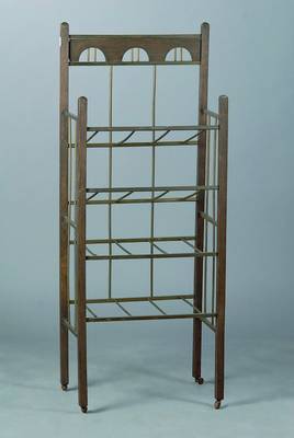 Zeitungsständer, Wien, um 1904/05, Eiche gekalkt, Messingstäbe, auf Rollen, Alterssch., ca. 114x46x29 cm