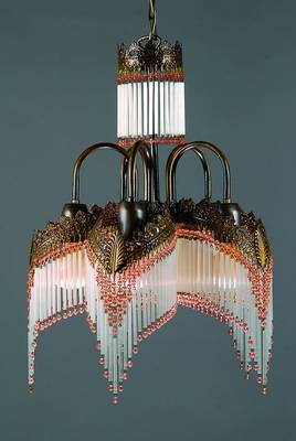 Lampe, im Stil von 1910, rosa mit Stabbehang, dieser nicht komlett, Metall bronziert, Fkt.nicht geprüft, H. 56 (ohne Kette), D. 40 cm
