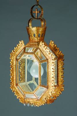 Ältere Flur/Dielenlampe, deutsch, oktogonale Form mit allseitiger Verglasung (25 Glaseinsätze), Messing bronziert, im Giebel grosse Krone mit ...