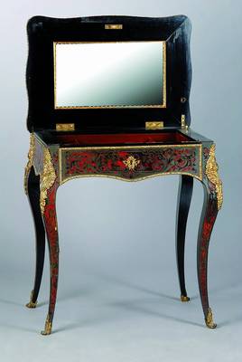 Schminktisch, Frankreich, um 1870, Holz in Boulletechnik, z. T. Metallintarsien, rot-braun marmoriert, hohe feine Verarbeitung mit Edelhölzern ...
