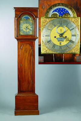 Standuhr, mit Mondphase, England um 1750, Mahagoni, profiliert, Messingbogenzifferblatt,kl. Sekunde, Datumsfenster, Namenskartusche: Henry Moze, ...