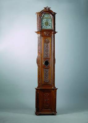 Standuhr, Aachen/Lütticher Raum, dat. 1784, reich verziertes geschnitztes Holzgehäuse, a trois corps, hervorstehende abgeschrägte Ecken, ...